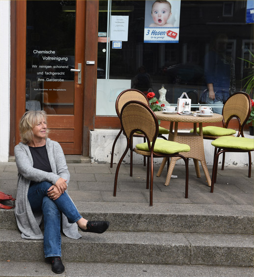 Ute Froitzheim auf einer Treppe